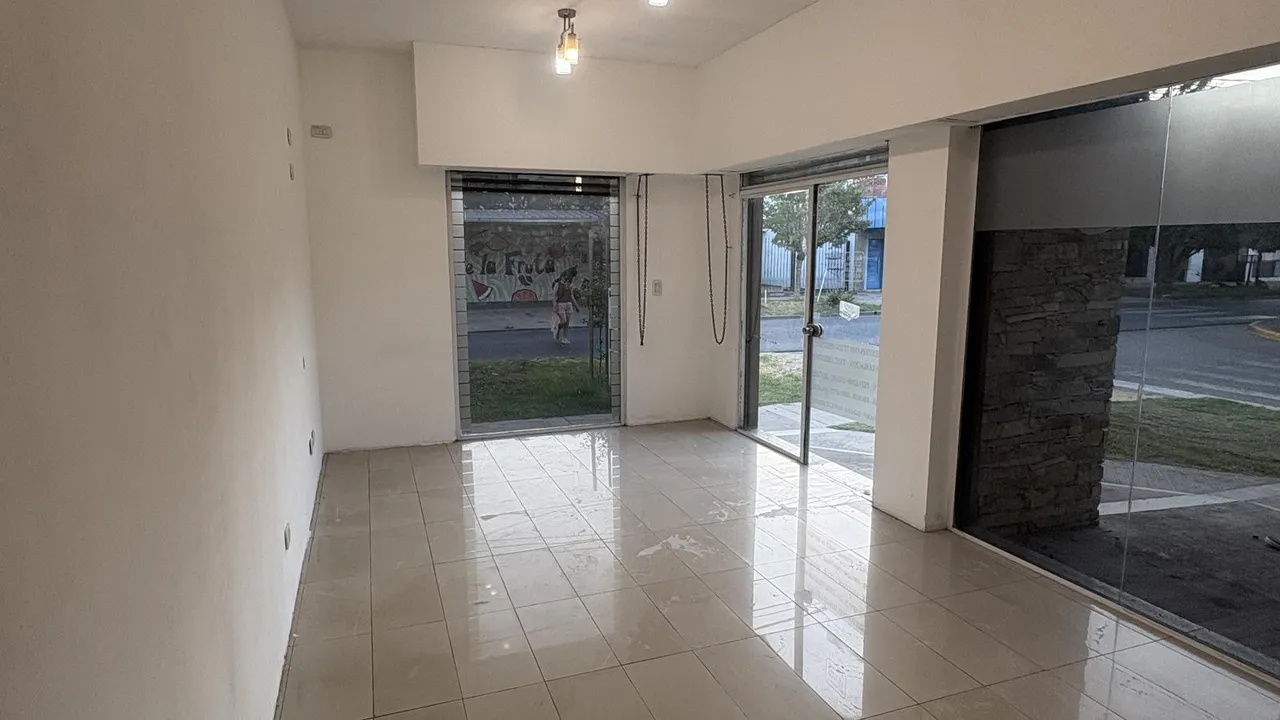 Local Comercial en Lola mora al 700