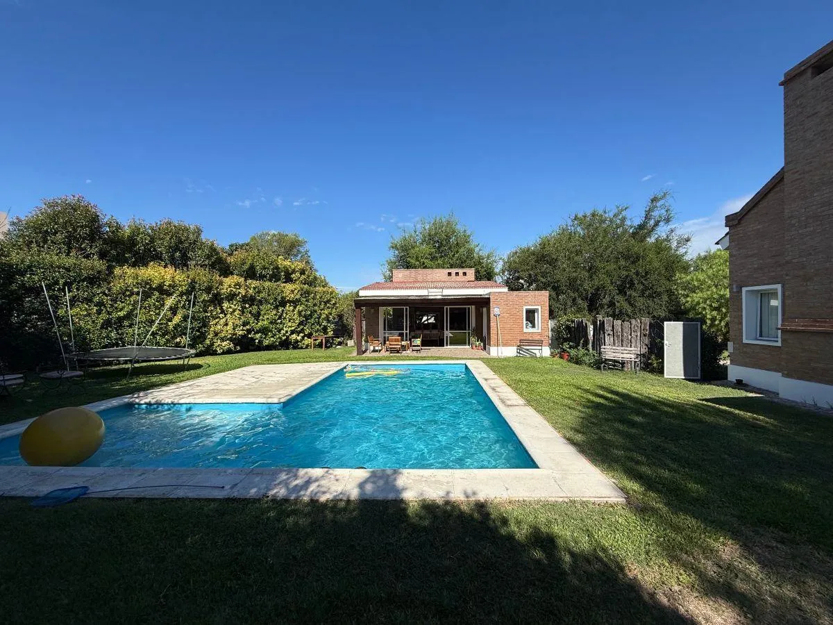 Casa en Av. Ejercito Argentino, Lomas de la Carolina