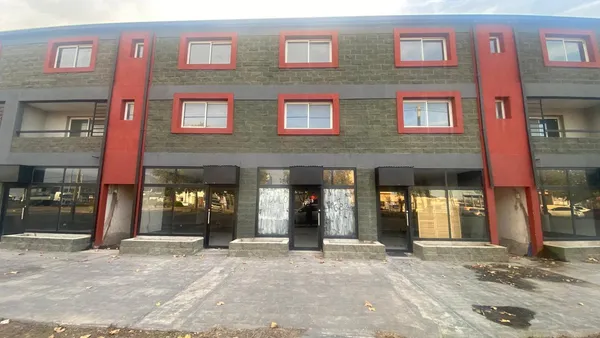 Local Comercial en AV. centenario e/ 35 y 37