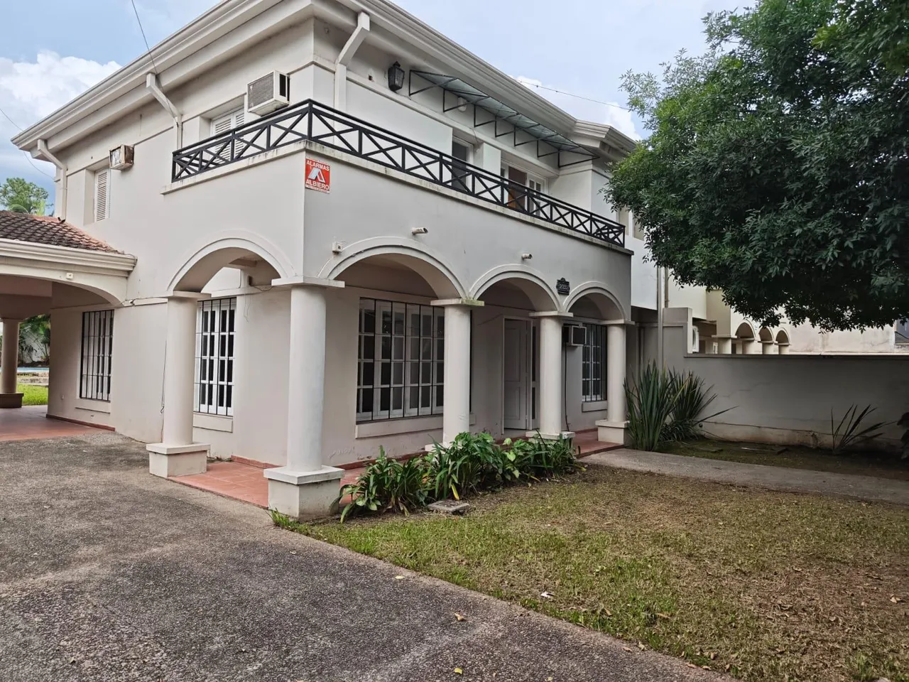 Local Comercial en Av. Aconquija al 2500, casa con fines COMERCIALES