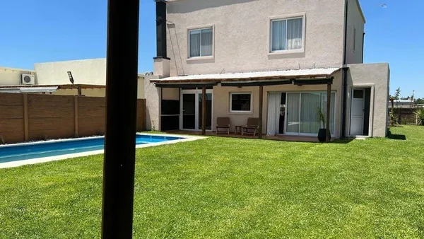 Casa en Casa en venta 5 ambientes con pileta y quincho en La rioja al 4600 -Pilar