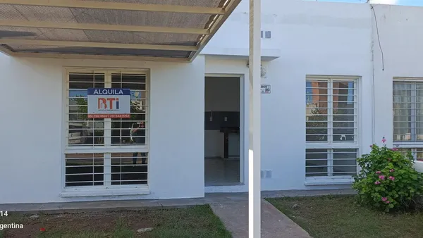 Casa en calle publica al 4000