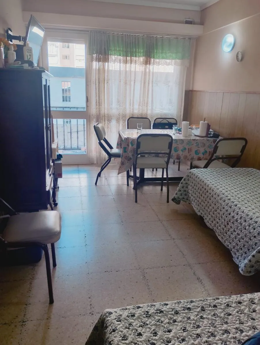 Departamento en Alquiler 12 meses - Departamento 2 ambientes con cochera, patio y balcón - Zona Centro
