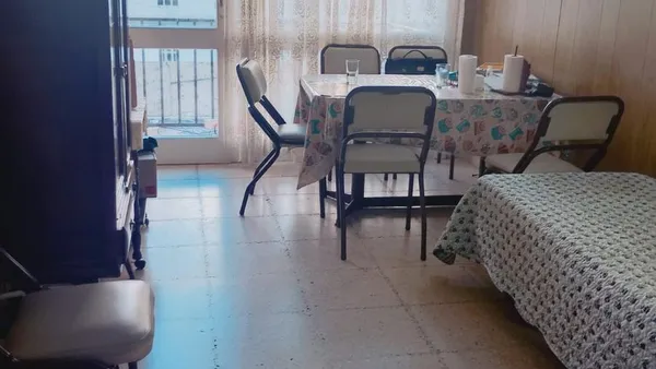 Departamento en Alquiler 12 meses - Departamento 2 ambientes con cochera, patio y balcón - Zona Centro