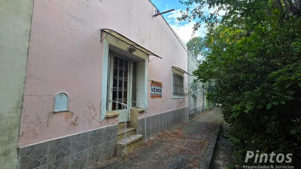 Casa en Las Azaleas (e/ 17 de Mayo y Perón)