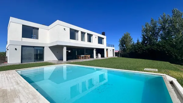 Casa en Papa Francisco 724, al 700