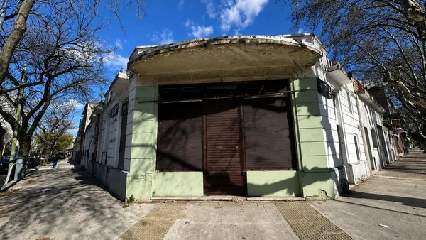 Casa en Casa a refaccionar con local comercial – Villa Santa Rita