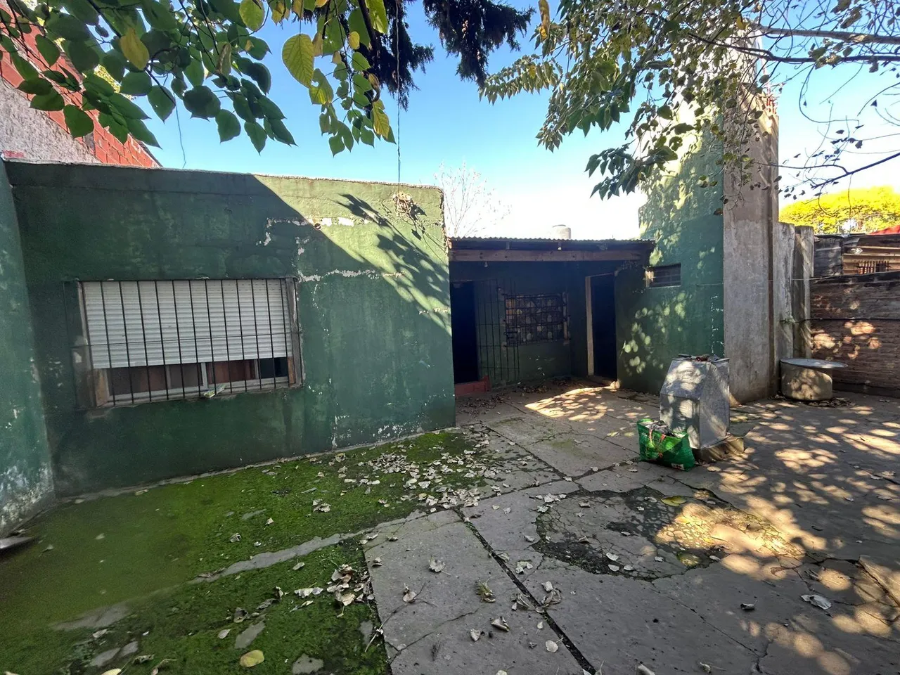 Casa en casa a reciclar con terreno 852 e/ 879 y 880 Florencia Varela