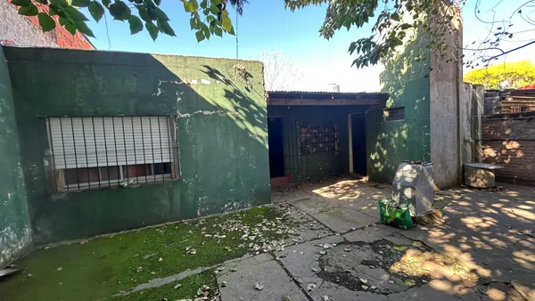 Casa en casa a reciclar con terreno 852 e/ 879 y 880 Florencia Varela