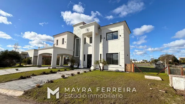 Casa en Casa en venta a la laguna en Lagos de Canning