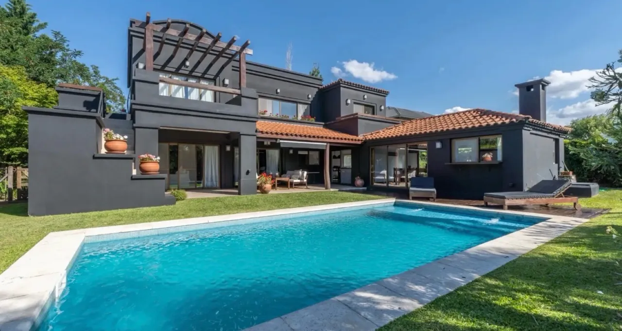 Casa en Av de Los Lagos al 4800
