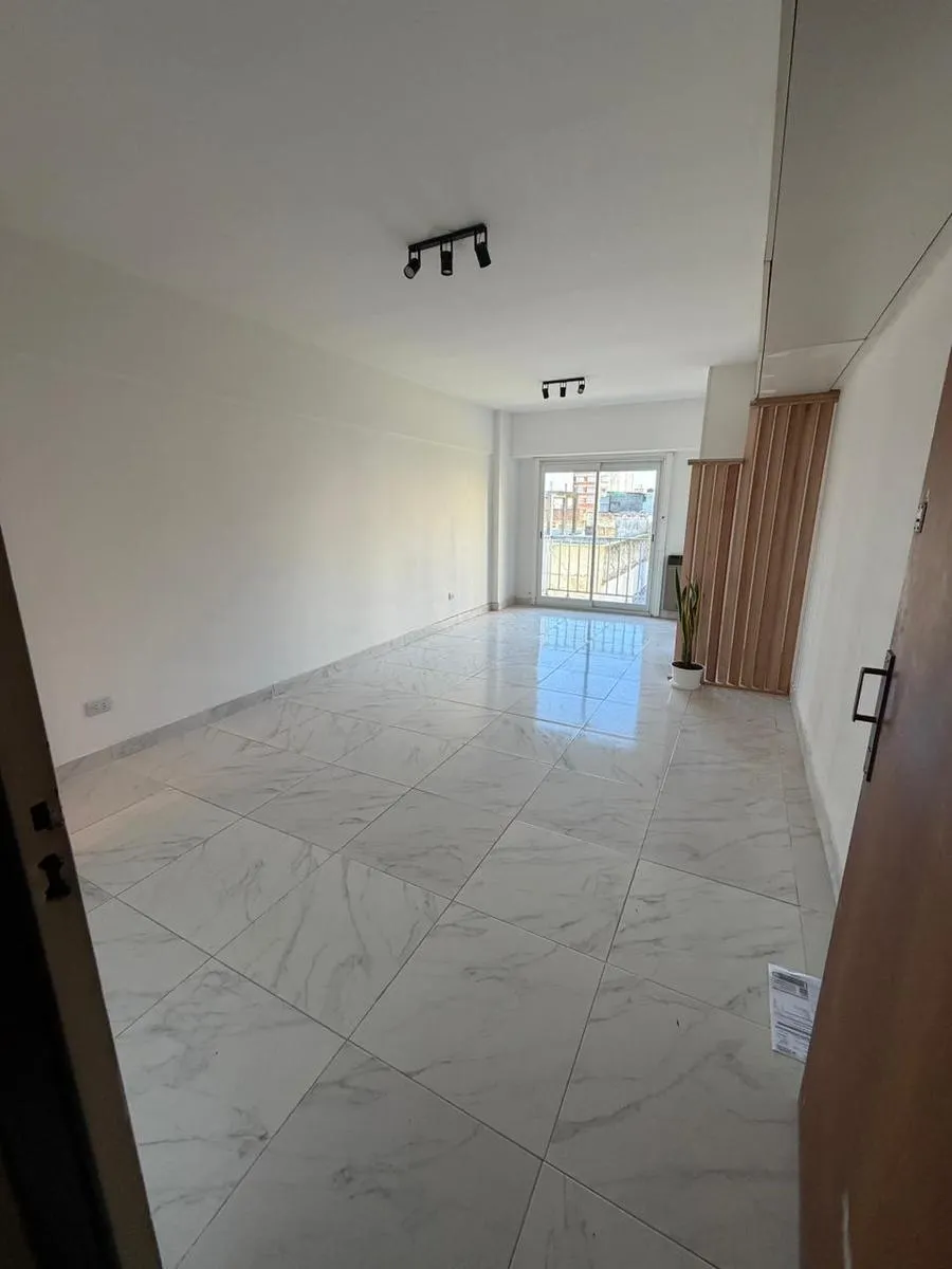 Departamento en Venta Luminoso monoambiente reciclado a la calle en pleno centro de Mar del Plata