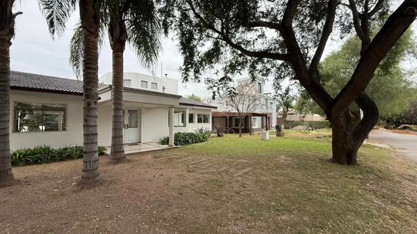 Casa en Av. Padre Luchesse