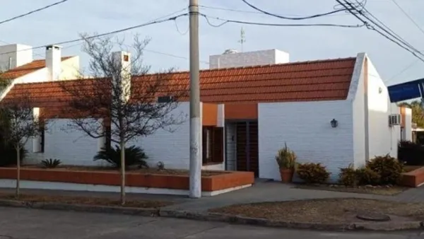 Casa en Gdor. Jose Esteban Bustos 1090