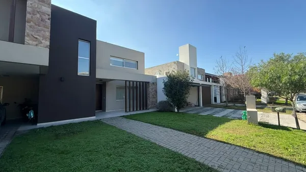 Casa en VENTA - EXCLUSIVA CASA EN SANTINA NORTE 3 DORMITOROS