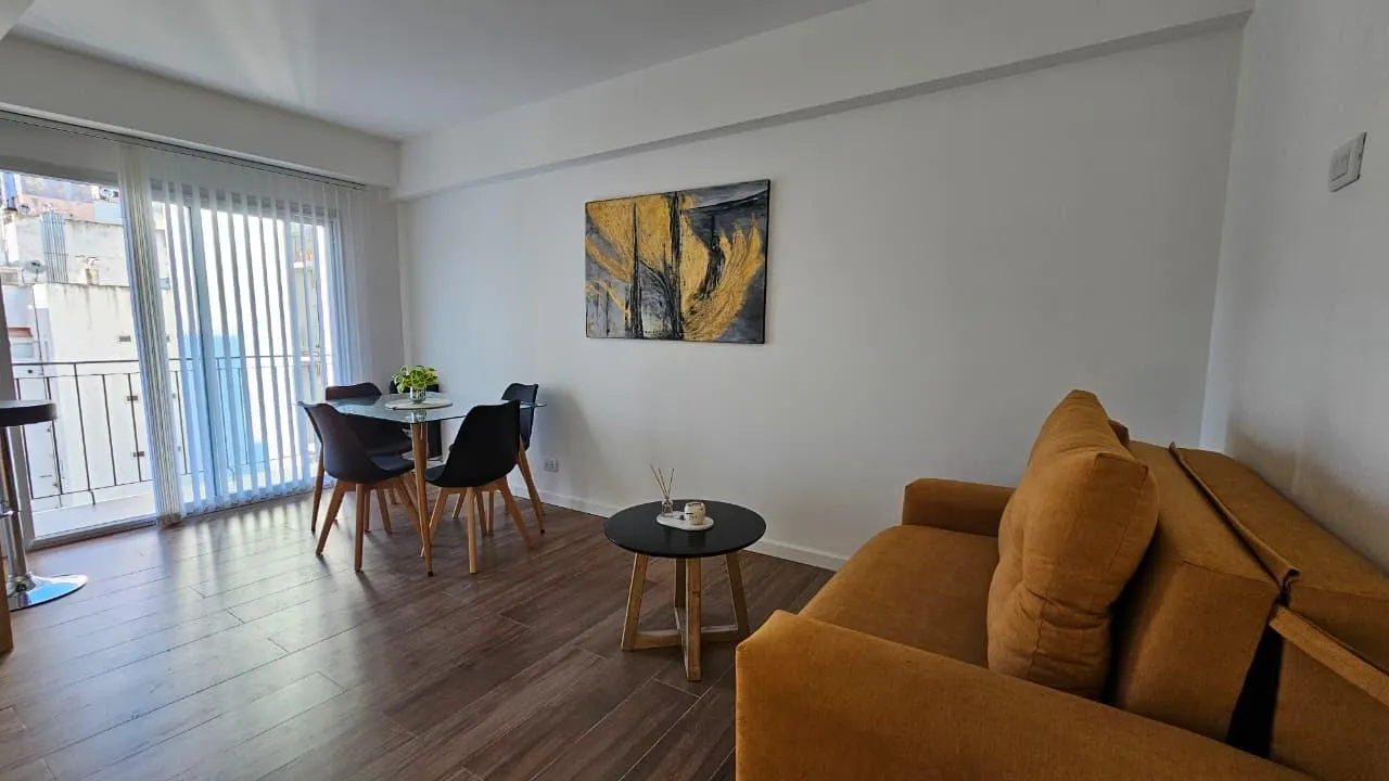 Departamento en Bolívar 2300. Departamento a la calle. Balcón. Bolívar 2300. Venta.