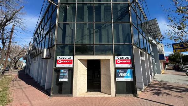Local Comercial en Bv. Roca esquina Artigas.