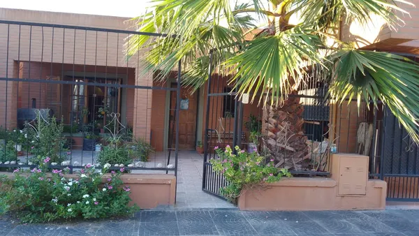 Casa en Lola Mora al 100 - Manantial - Propiedad con dos Departamentos de 2 D