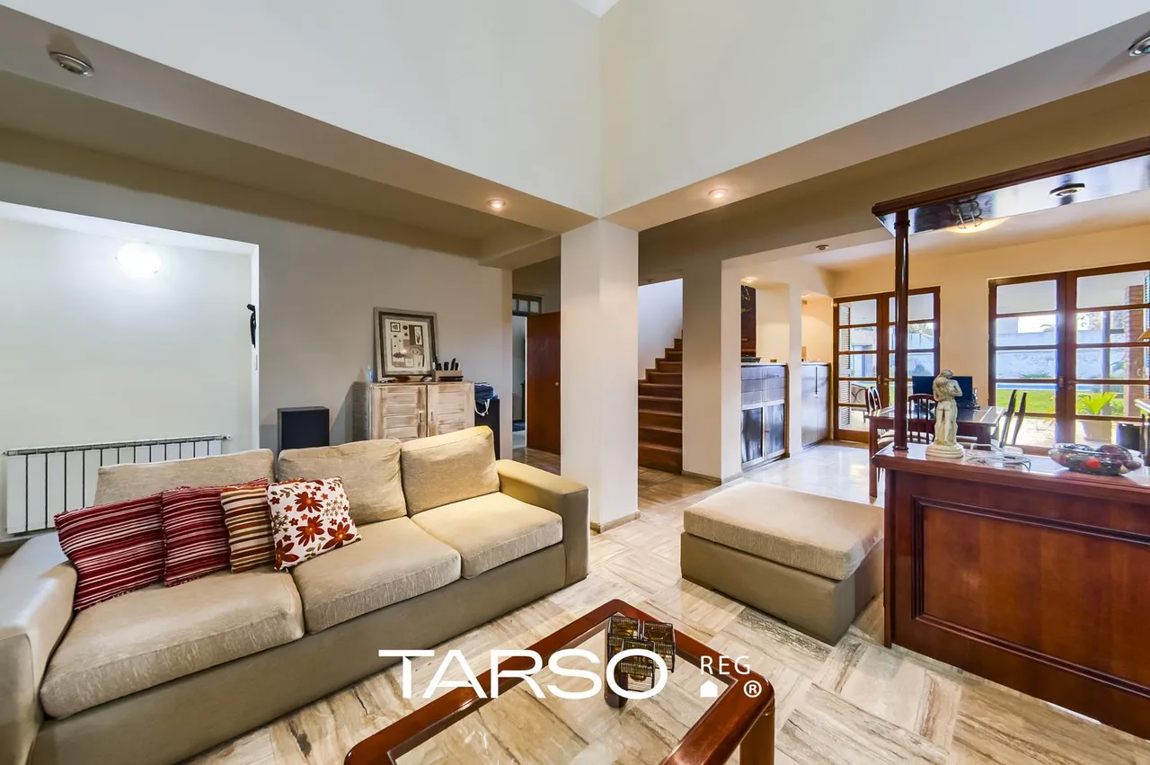 Casa en CASA EN VENTA DE 5 DORMITORIOS EN CERRO DE LAS ROSAS