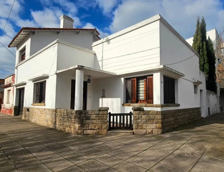 Casa en Chalet de 3 ambientes con garaje, jardín y excelente distribución en Nueva Pompeya