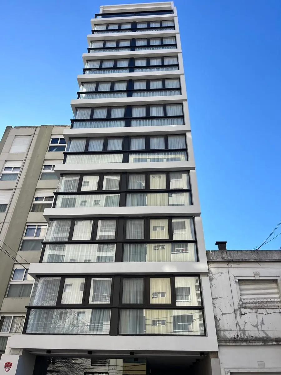 Departamento en Calle 4 entre 59 y 60. MONOAMBIENTES AMPLIOS AMOBLADOS