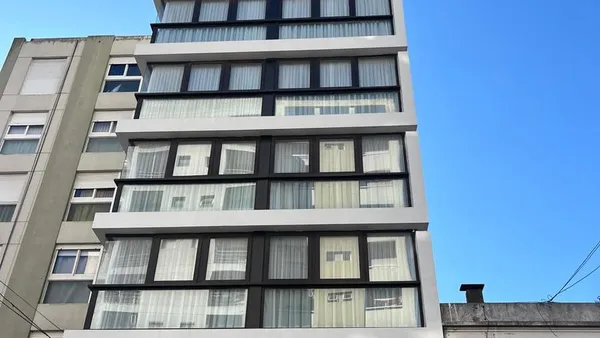 Departamento en Calle 4 entre 59 y 60. MONOAMBIENTES AMPLIOS AMOBLADOS