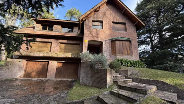 Casa en Av. Divisadero entre Lambertiana y Lapacho