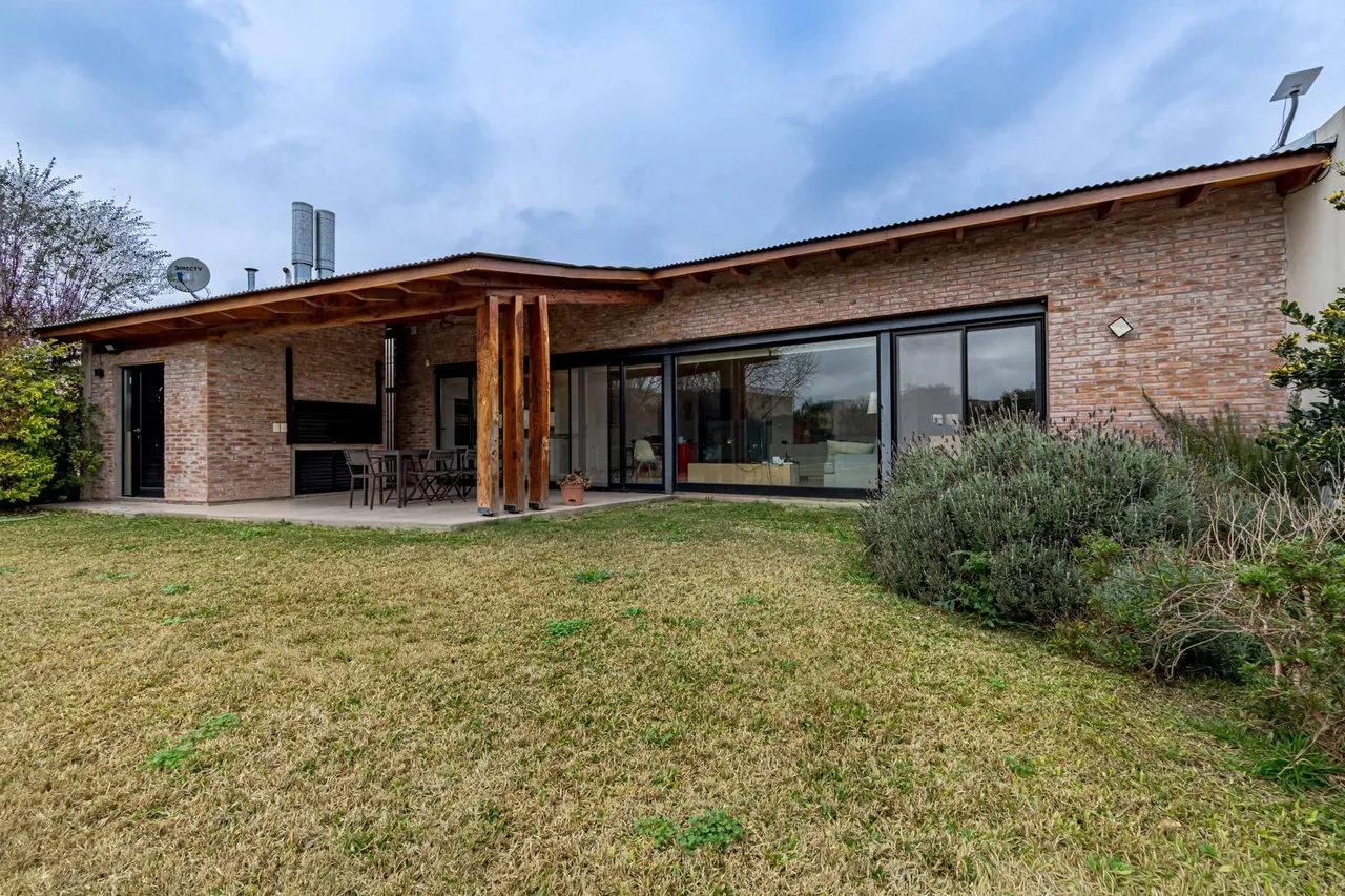 Casa en Calle 4 D al 4500 - Barrio Cantegril, Funes
