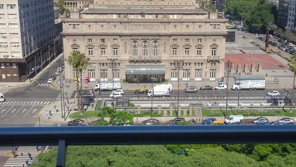 Oficina en Carlos Pellegrini al 600