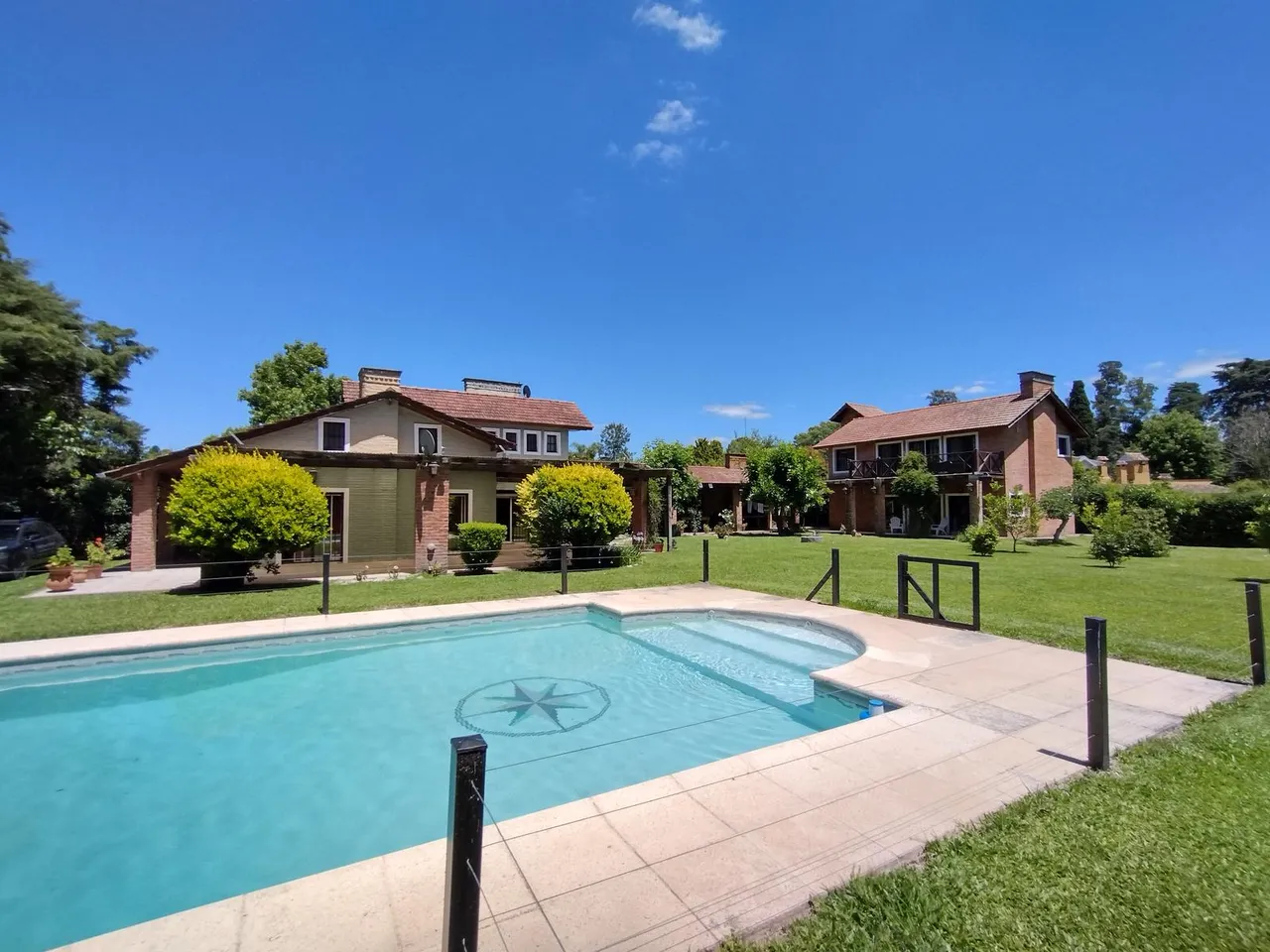 Casa en AUR. Venta. 2 Casas Sobre Lote De 1.900 M2. Quincho Y Pileta. Apto Crédito Hipotecario. El Remanso