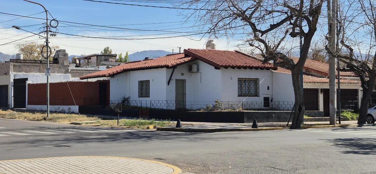 Casa en Montes de Oca al 900