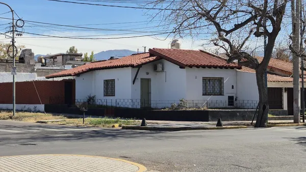 Casa en Montes de Oca al 900