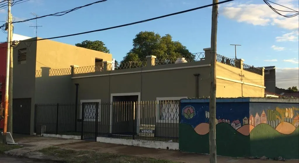 Casa en Madariaga esquina Garzon - LUIS GUILLON