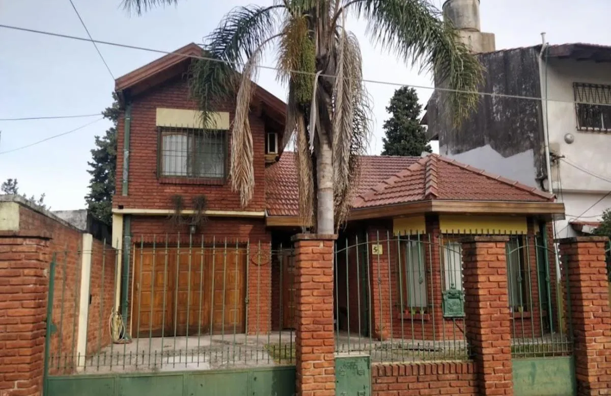 Casa en TENIENTE INSUA al 100