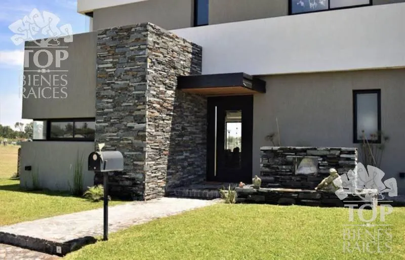 Casa en Juan Mermoz Sur 2000