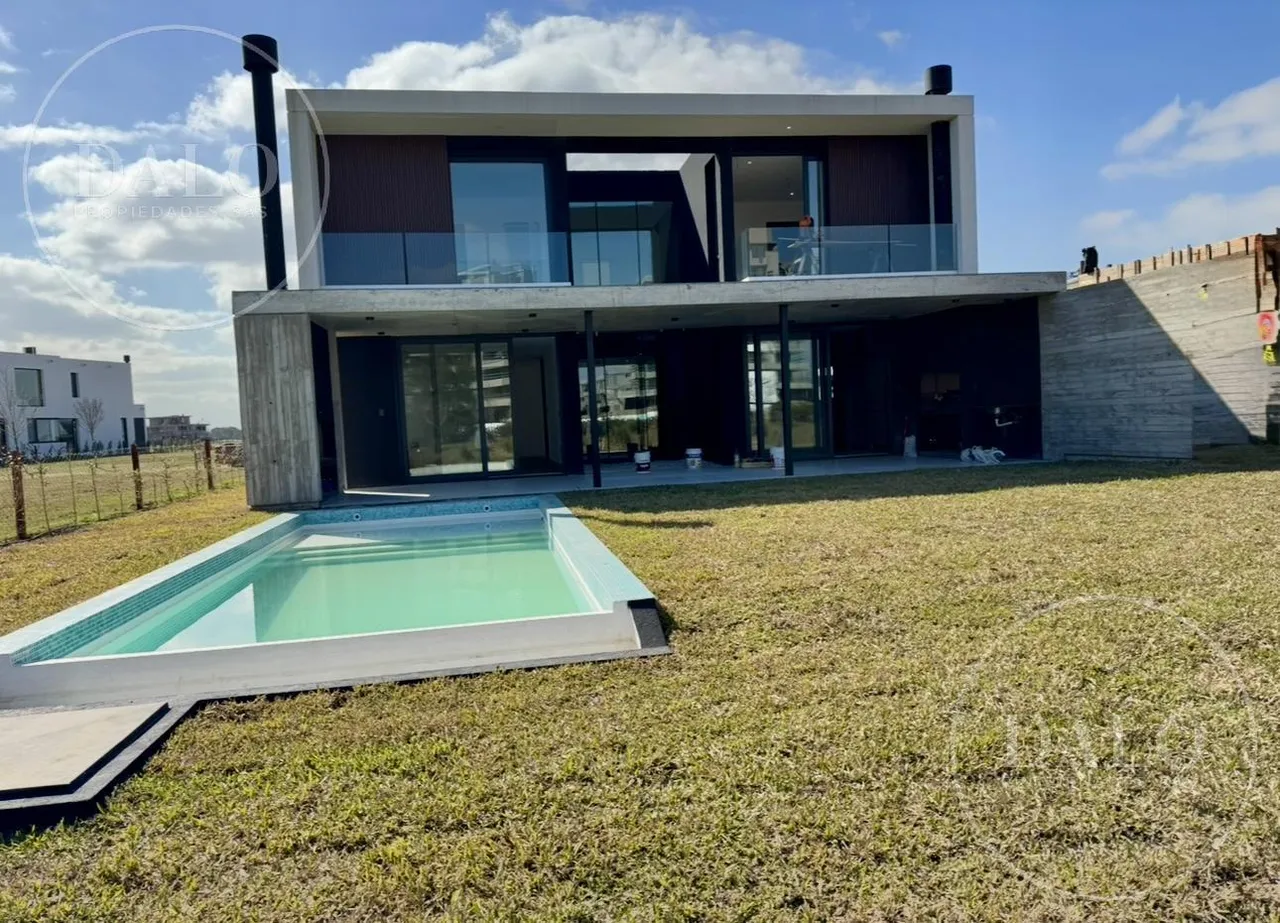Casa en Av de los Lagos al 7000