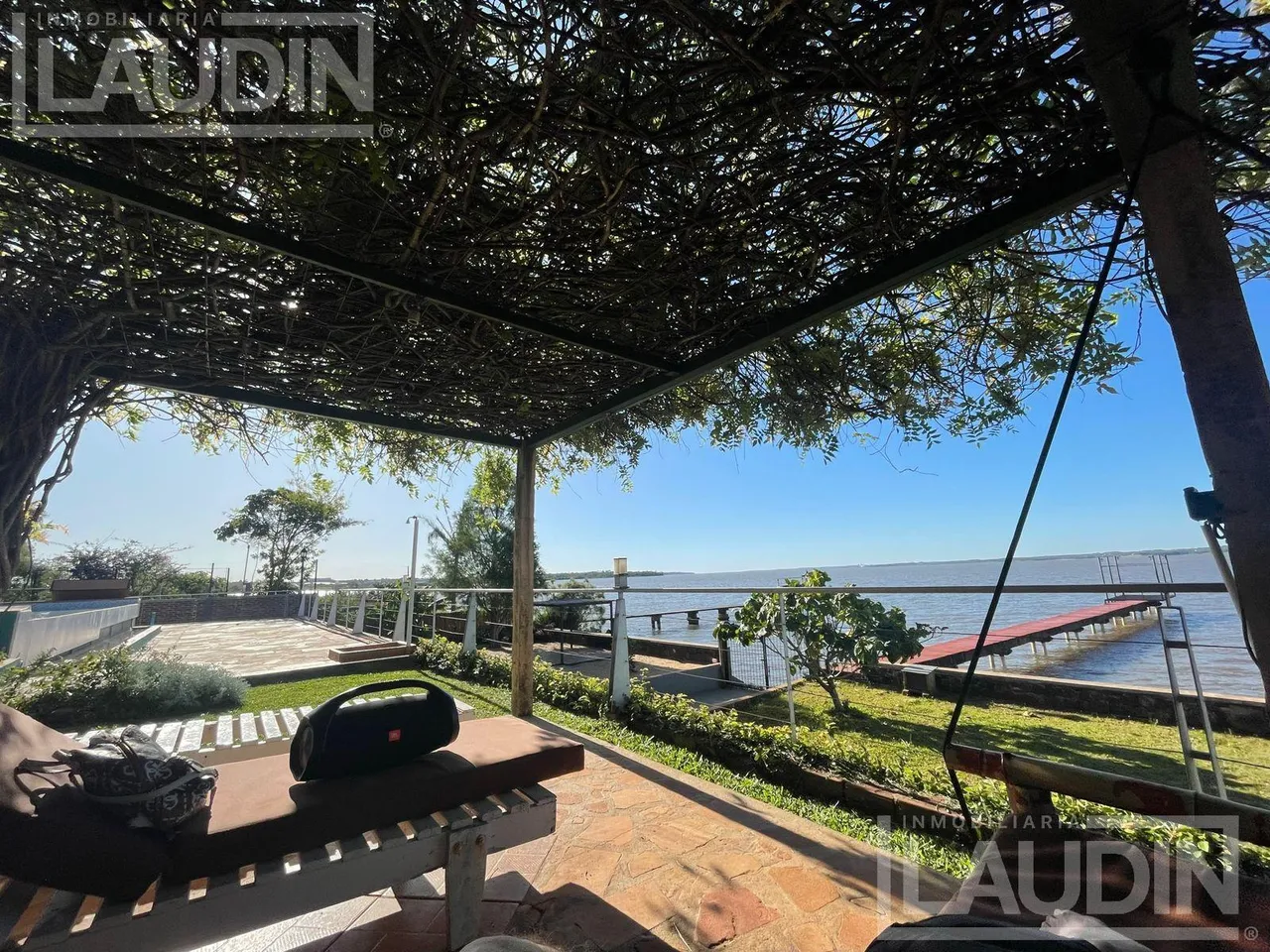 Casa en Propiedad Única con Playa Privada y Muelle sobre el Río — Barrio Privado Costa Mango, Posadas