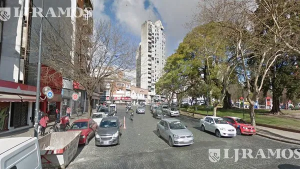 Local Comercial en Av 44 y plaza Italia