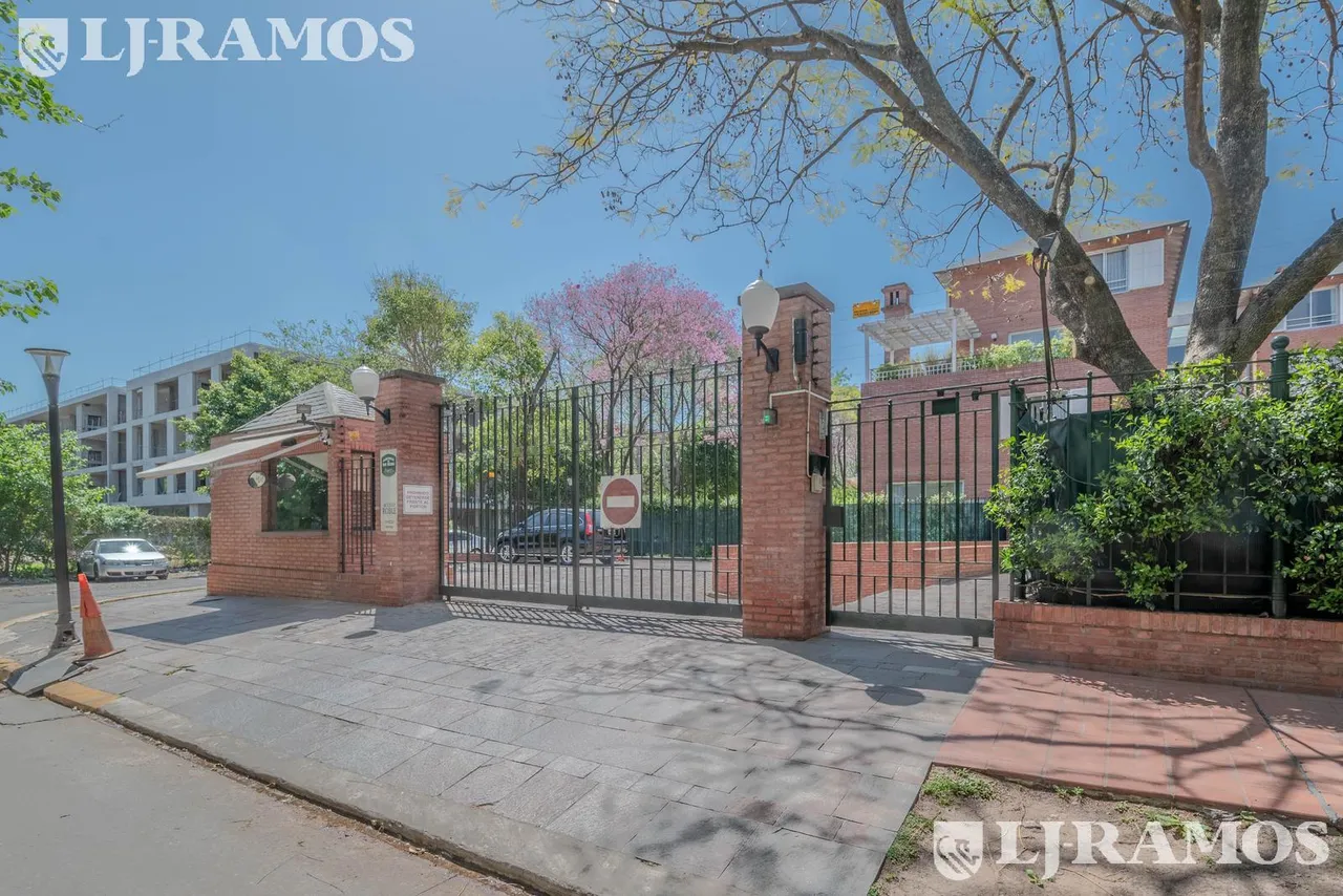 Departamento en Jardines de San Isidro - 3 piso con techos altos - Dos ambientes c/cochera