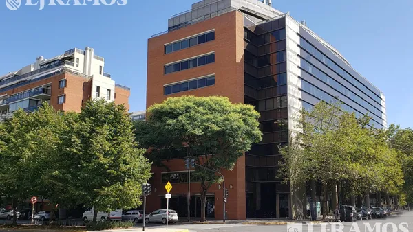 Oficina en Encarnación Ezcurra al 300