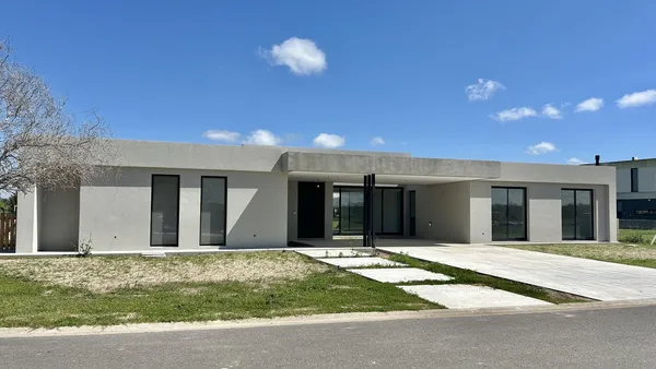 Casa en Casa en venta a estrenar de una planta en Naudir con salida al río