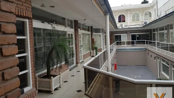 Oficina en Belgrano e/ Chacabuco y Acassuso