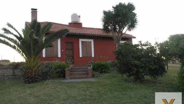 Casa en De La Costa y Azcuénaga