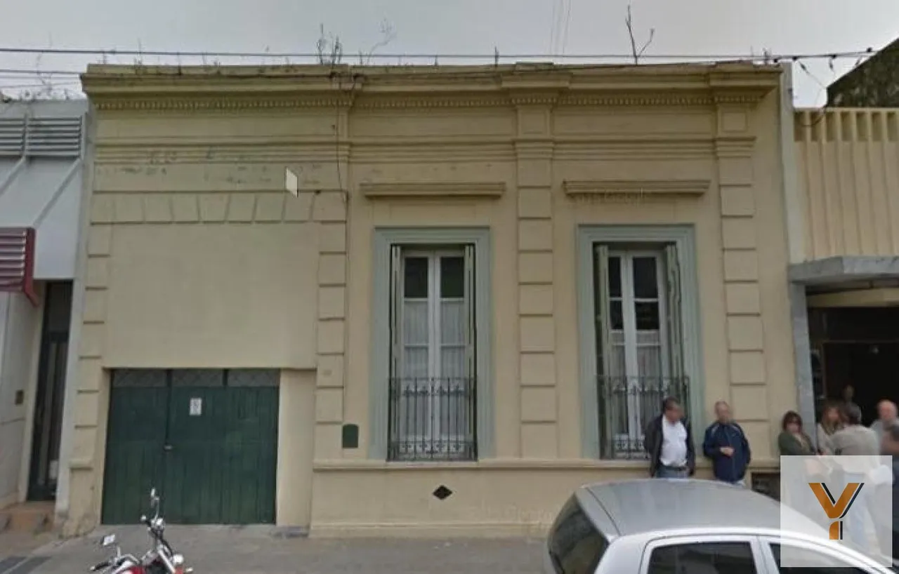 Casa en Hipólito Yrigoyen e/ Arenales y Rauch