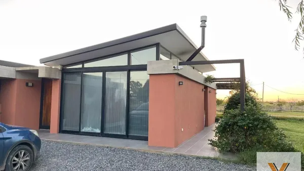 Casa en 102 y El Chañar