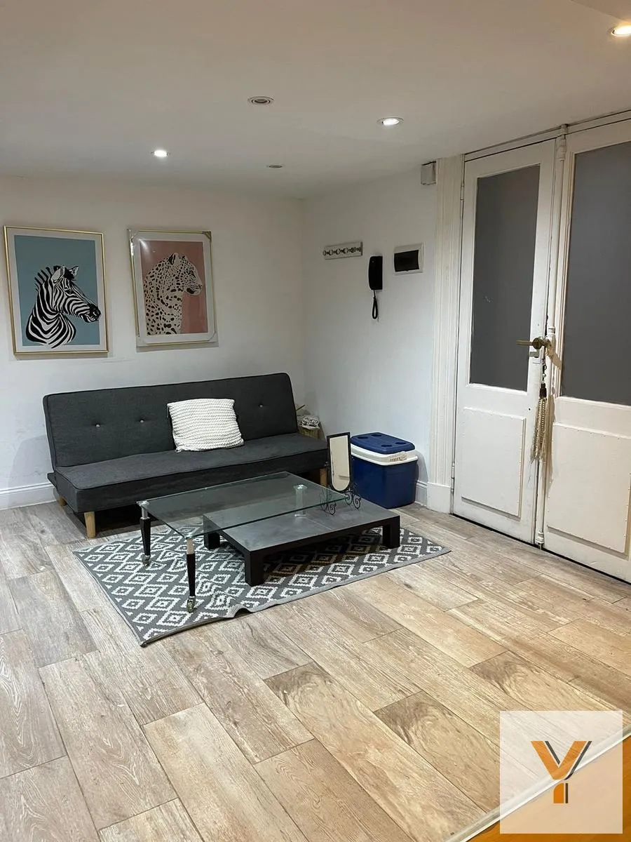 Departamento en Avenida Hipólito Yrigoyen e/ Piedras y Chacabuco