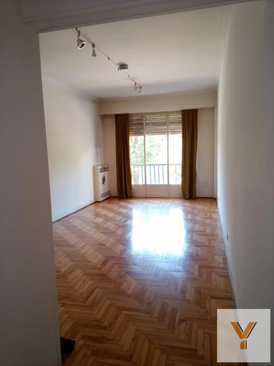 Departamento en Pinto e/ Hipólito Yrigoyen y Chacabuco