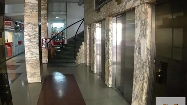 Oficina en General Juan Lavalle e/ Paraná y Montevideo