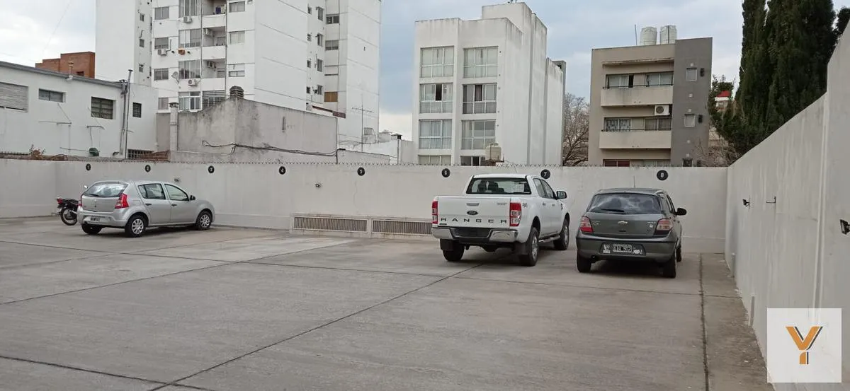 Cochera en 57 e/ 17 y 18
