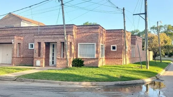 Casa en Azcuénaga e/ Ruta Provincial 215 y Teniente Félix Origone